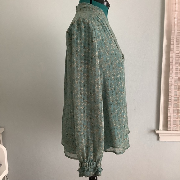 Pleione Blouse NWT Delicate floral V-neck 2 layer - Picture 4 of 7